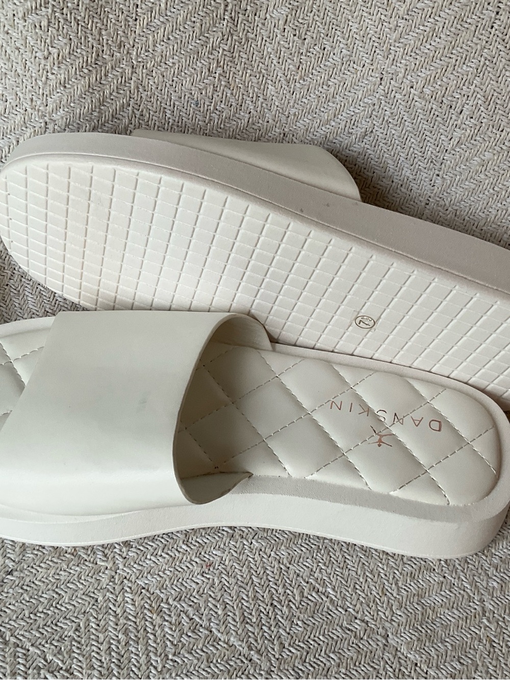Danskin Cream Quilted Slide Sandals